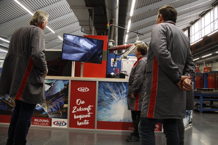 Lehrsaal statt Einzelkabine: So macht das bfi Steiermark die Schweißer-Ausbildung mit innovativer Kameratechnik schneller, besser und effizienter